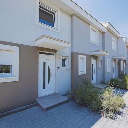 Apartments Lemon Новаля Екстериор снимка