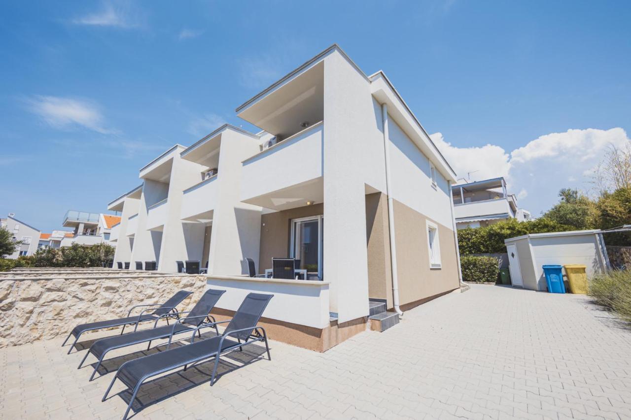 Apartments Lemon Новаля Екстериор снимка