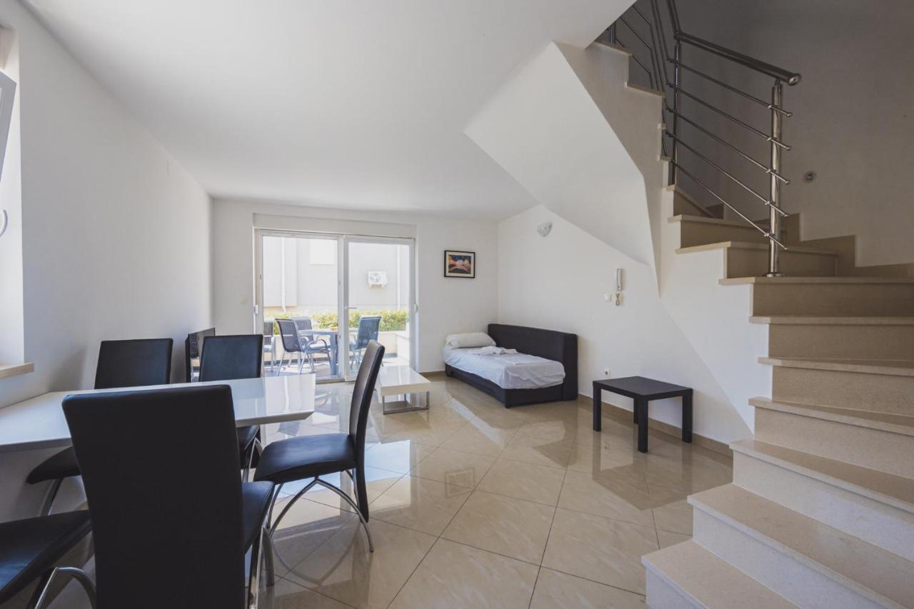 Apartments Lemon Новаля Екстериор снимка