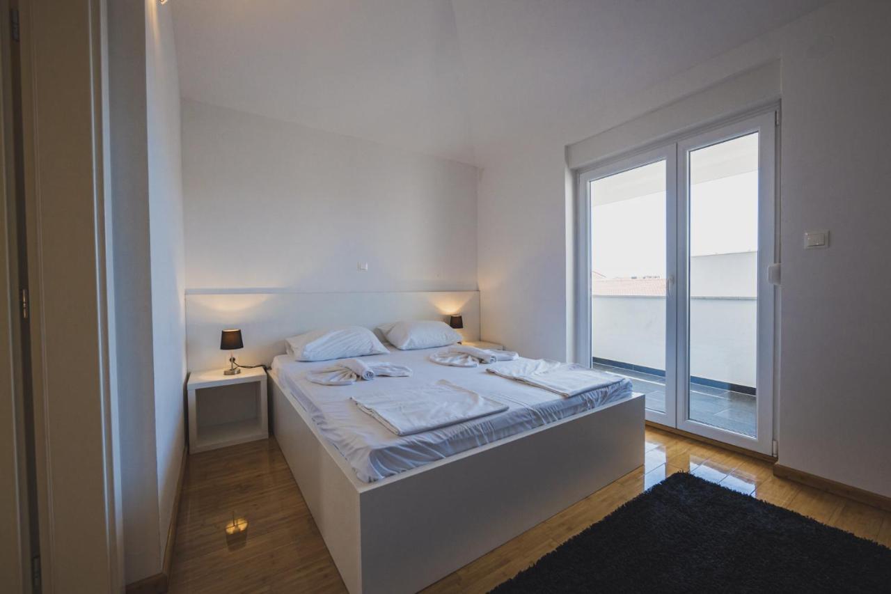 Apartments Lemon Новаля Екстериор снимка