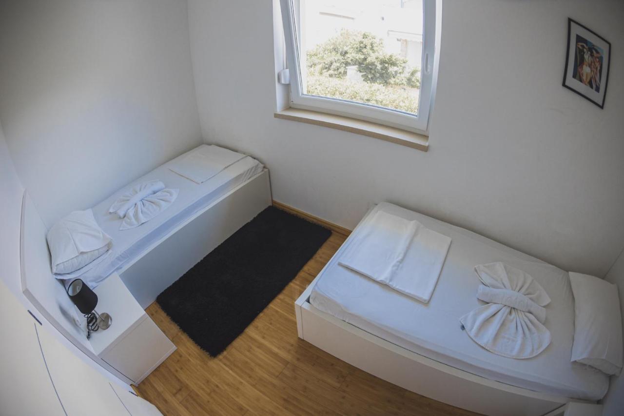 Apartments Lemon Новаля Екстериор снимка