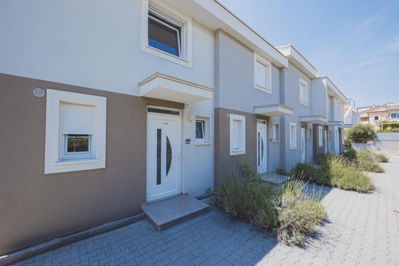 Apartments Lemon Новаля Екстериор снимка