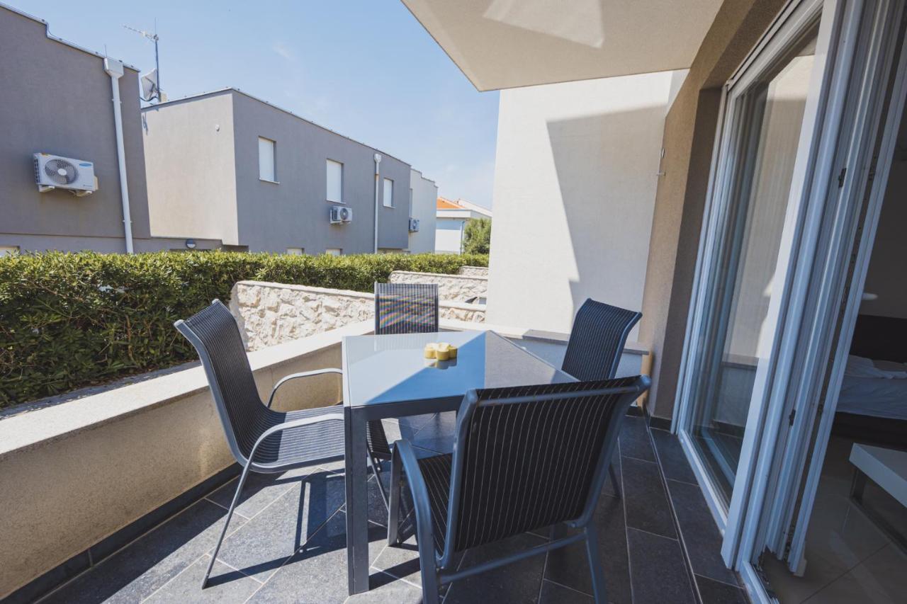 Apartments Lemon Новаля Екстериор снимка